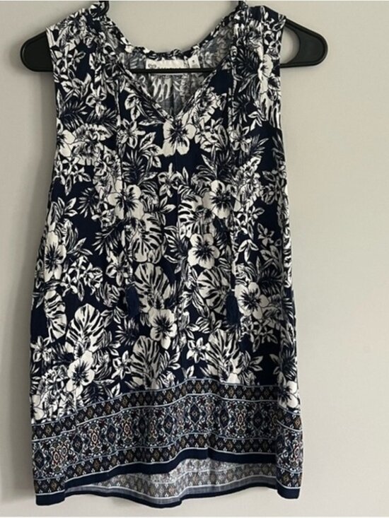 Tops - Navy Blue and White V Neck Sleeveless Top💛💙